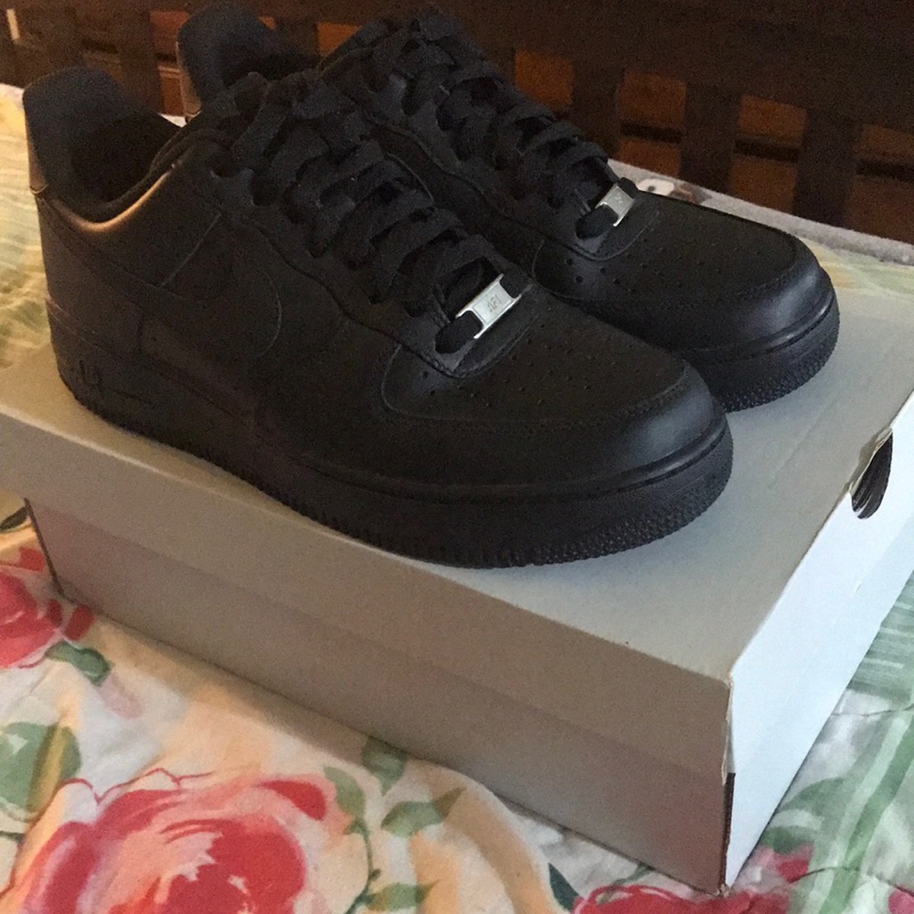 Mens black Air Force 1’s (size 9)
